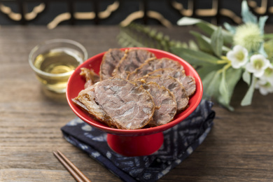 一盘酱牛肉特写木桌面古窗棂背景