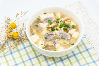 木桌背景花蛤豆腐汤