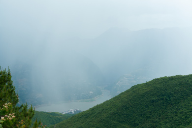 巫山山脉疾走的暴雨