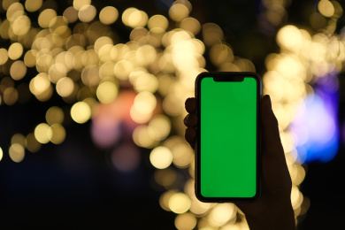 手展示绿屏的智能手机