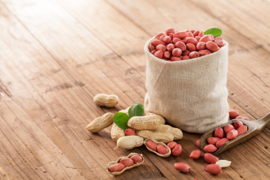 木板上的一袋花生仁和一些花生