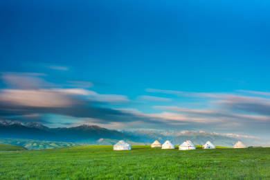 夏季的中国新疆喀拉峻草原