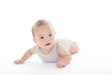 正在学爬行的婴儿