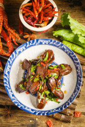 竹底上放着一盘卤鸭胗