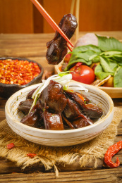 草编上放着一盘卤鸭胗