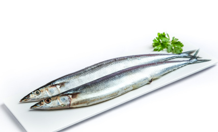 白底上放着一盘秋刀鱼