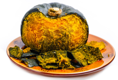 白底上放着一盘蒸熟的贝贝南瓜