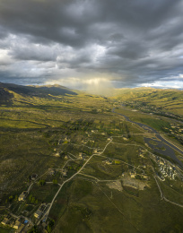 四川甘孜稻城县的暴风雨晚霞