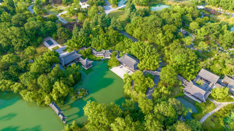 航拍江苏省扬州市瘦西湖风景区与大明寺