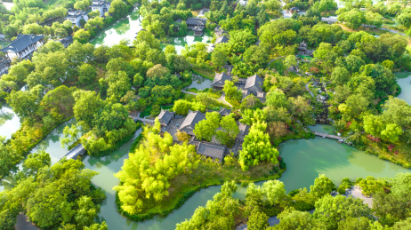 航拍江苏省扬州市瘦西湖风景区与大明寺