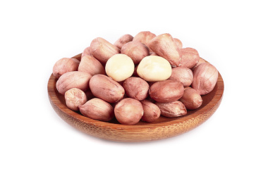 白底上摆放着一盘花生米