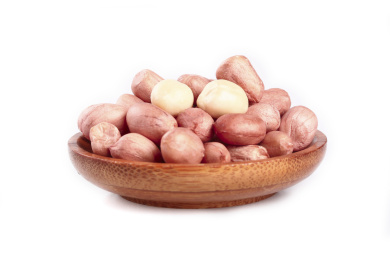 白底上摆放着一盘花生米