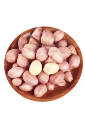 白底上摆放着一盘花生米