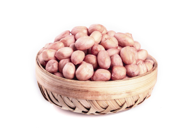 白底上摆放着一盘花生米