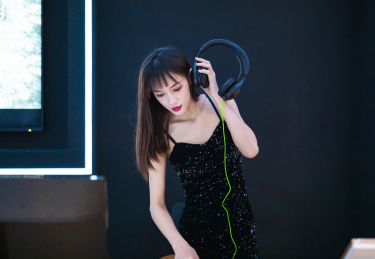 穿着性感黑色吊带裙的女DJ在打碟