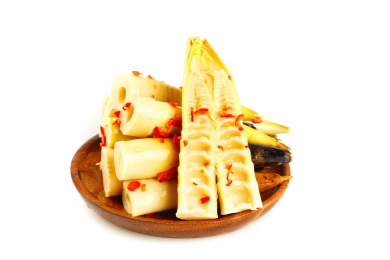 白底上摆放着一盘香辣手剥笋