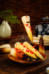 筷子上夹着香辣味手剥笋