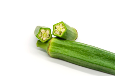 白背景新鲜有机蔬菜秋葵特写