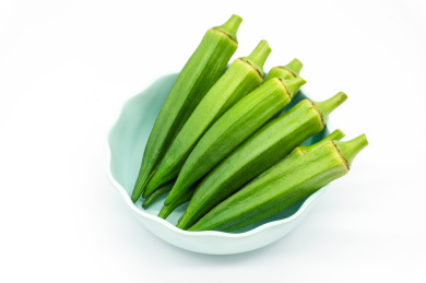 白背景新鲜有机蔬菜秋葵特写