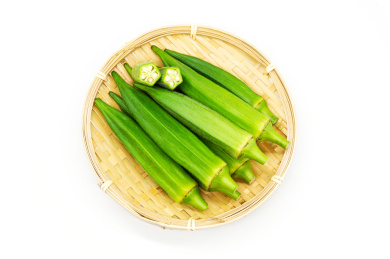 白背景新鲜有机蔬菜秋葵特写