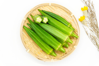白背景新鲜有机蔬菜秋葵特写