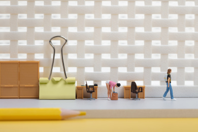 微缩创意收纳筐里的办公室与下班的青年