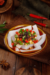 碗里装着香辣凉粉