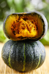 木底上摆放着蒸熟的贝贝南瓜