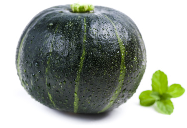 白底上摆放着板栗南瓜