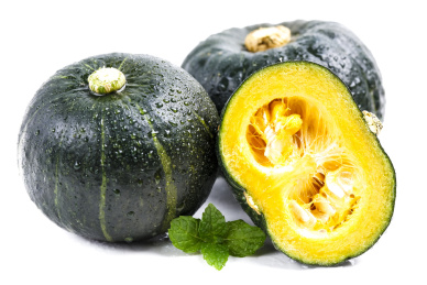 白底上摆放着切开的板栗南瓜