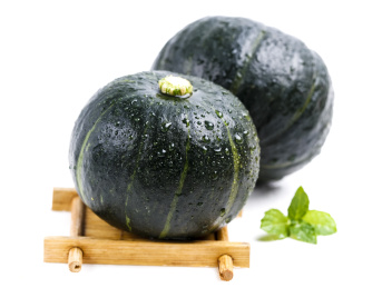 白底上摆放着板栗南瓜