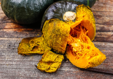 木底上摆放着蒸熟的板栗南瓜