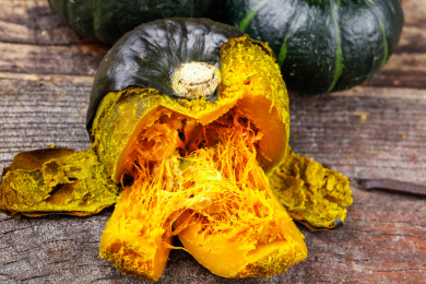 木底上摆放着蒸熟的板栗南瓜