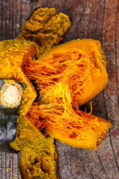 木底上放着蒸熟的板栗南瓜