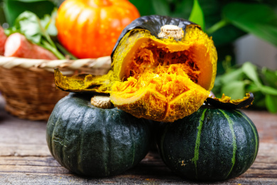 木底上摆放着一堆蒸熟的板栗南瓜