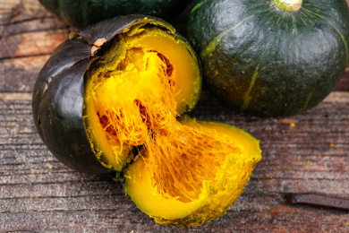 木底上放着蒸熟的板栗南瓜