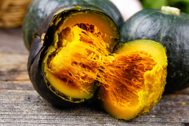 木底上放着蒸熟的板栗南瓜