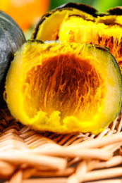 竹篮里的板栗南瓜