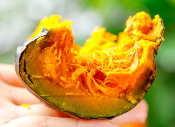 手里拿着蒸熟的贝贝南瓜