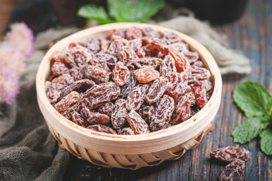 木底上放着一篮盐津葡萄干