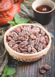 木底上放着一篮盐津葡萄干