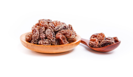 碟子里放着的葡萄干