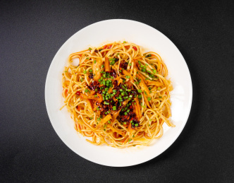 黑底上放着一盘凉面