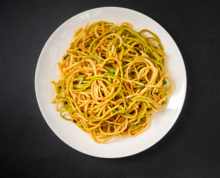 黑底上放着一盘凉面