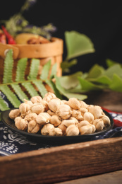 深底上放着一盘白豆蔻