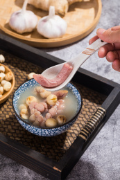 从碗中用勺子舀起猪小肠