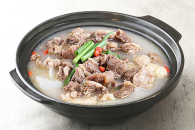 中餐传统美食砂煲萝卜炖羊肉