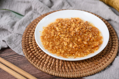 桌面上盘子里的美味可口的蒜头油