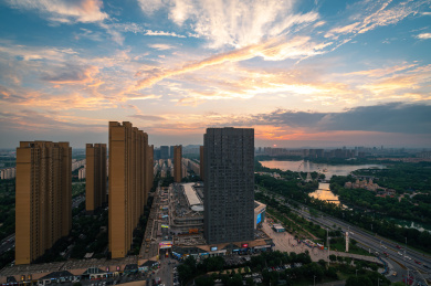 中国江苏张家港，城市中的日落晚霞美景