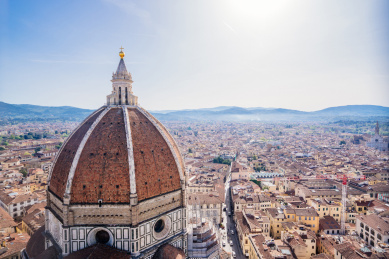 俯瞰意大利佛罗伦萨圣母百花教堂与城市